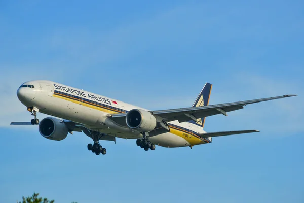 Airplane landing at Changi Airport (SIN) — Stock Photo, Image