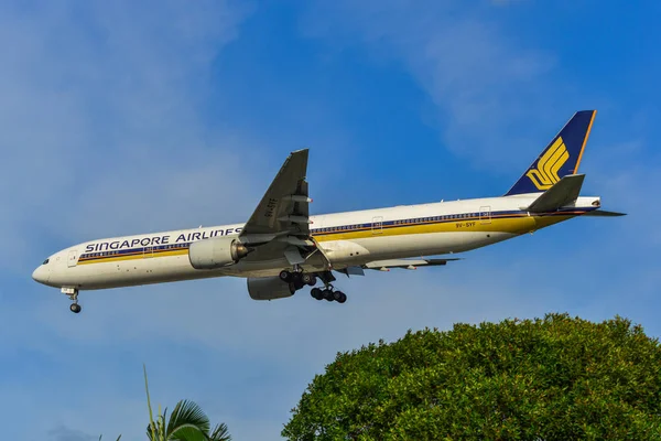 Airplane landing at Changi Airport (SIN) — Stock Photo, Image