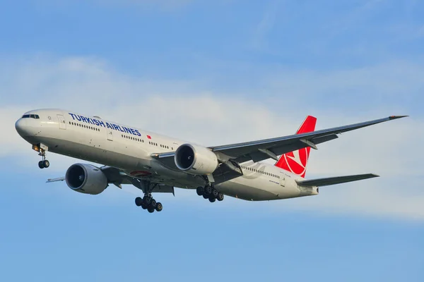 Avião aterrissando no Aeroporto de Changi (SIN ) — Fotografia de Stock