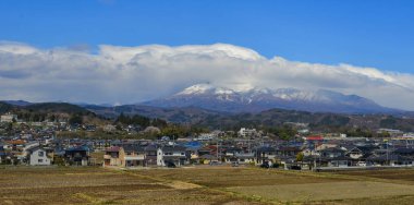 Güneşli bir günde kar dağ ile Cityscape 