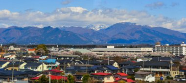 Güneşli bir günde kar dağ ile Cityscape 