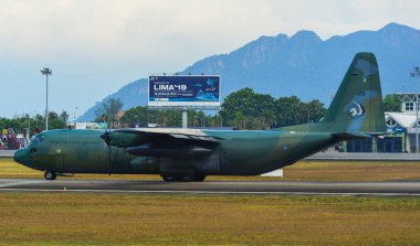 Havaalanında Lockheed C-130h Hercules 
