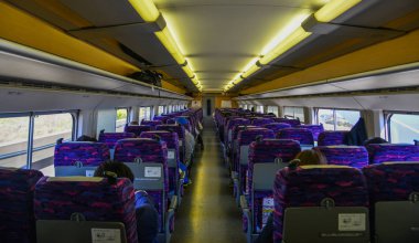 Sendai, Japonya'da bir Shinkansen treninin iç görünümü
