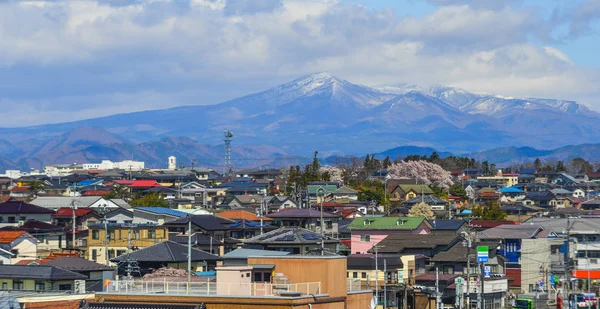 Stadsgezicht met Snow Mountain in Sunny Day — Stockfoto