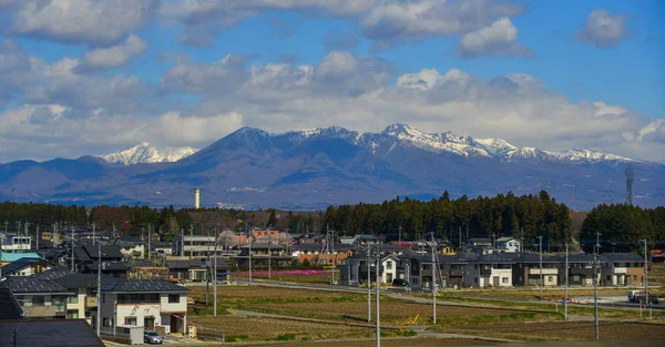 Stadsgezicht met Snow Mountain in Sunny Day — Stockfoto