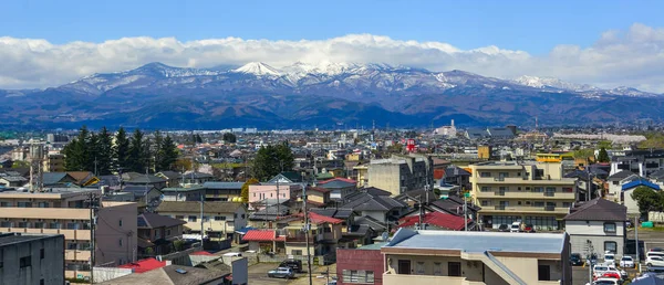 Stadsgezicht met Snow Mountain in Sunny Day — Stockfoto