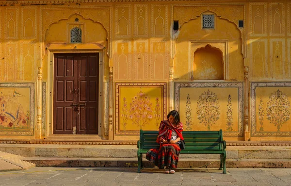 Woman w: Amber Fort in Jaipur, India — Zdjęcie stockowe