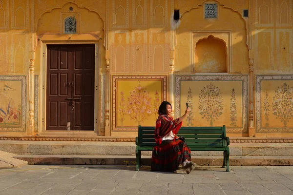 Mulher em Amber Fort em Jaipur, Índia — Fotografia de Stock