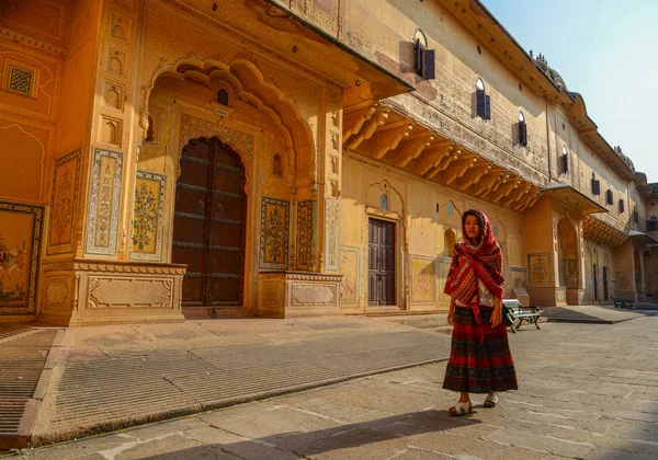 Mulher em Amber Fort em Jaipur, Índia — Fotografia de Stock