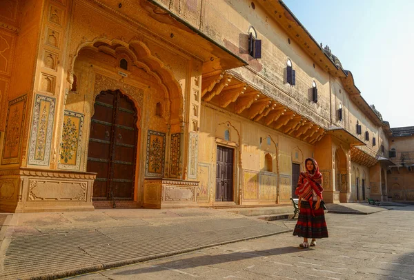 Woman w: Amber Fort in Jaipur, India — Zdjęcie stockowe
