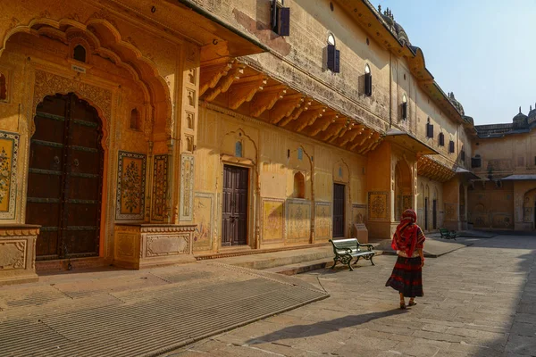 Mulher em Amber Fort em Jaipur, Índia — Fotografia de Stock