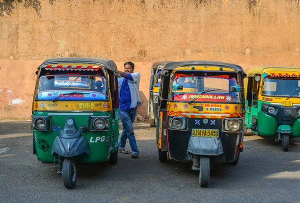 Tuk tuk taxis en la calle en Jaipur, India — Foto de Stock
