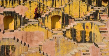 Birçok adım ile eski antik derin iyi