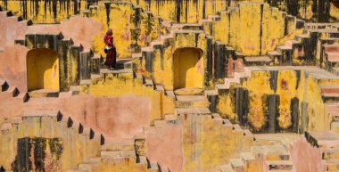 Birçok adım ile eski antik derin iyi