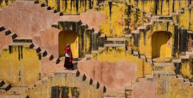 Birçok adım ile eski antik derin iyi