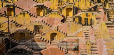 Birçok adım ile eski antik derin iyi