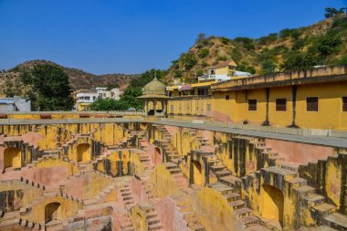 Birçok adım ile eski antik derin iyi