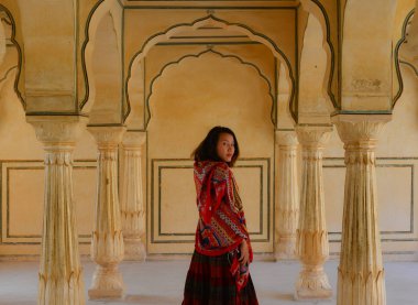 Jaipur 'da Amber Fort 'ta kadın, Hindistan 