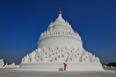 Beyaz tapınakta bir Budist acemi keşiş 