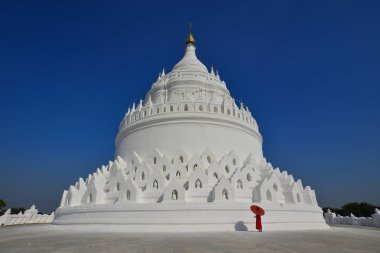 Beyaz tapınakta bir Budist acemi keşiş 