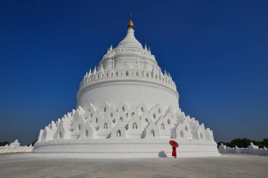 Beyaz tapınakta bir Budist acemi keşiş 