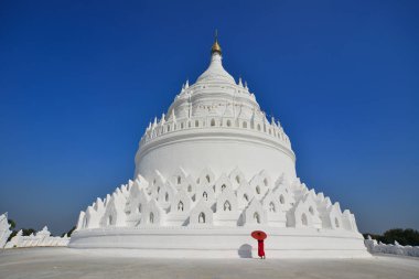 Beyaz tapınakta bir Budist acemi keşiş 