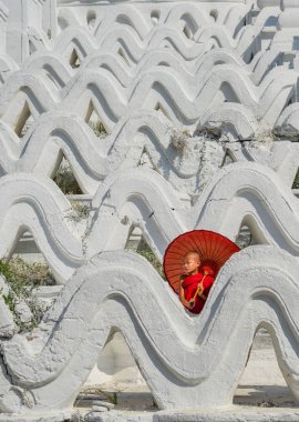 Beyaz tapınakta bir Budist acemi keşiş 