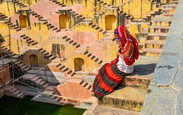 Old ancient deep well with lots of steps — Stock Photo, Image