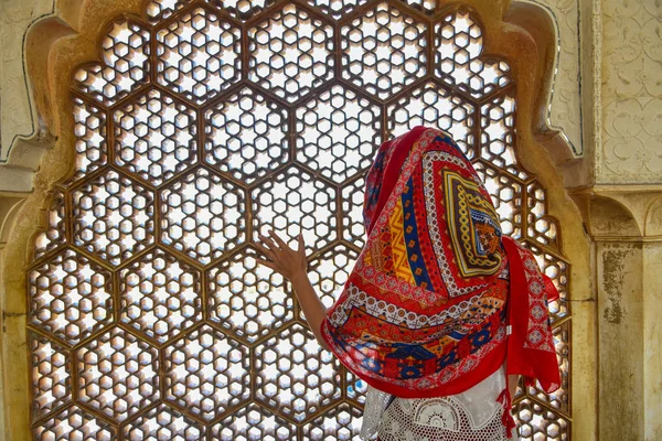 Mujer en Amber Fort en Jaipur, India — Foto de Stock