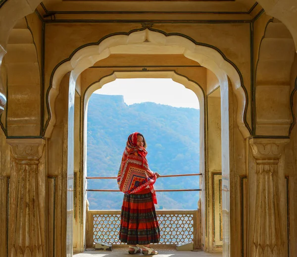 Vrouw bij Amber Fort in Jaipur, India — Stockfoto