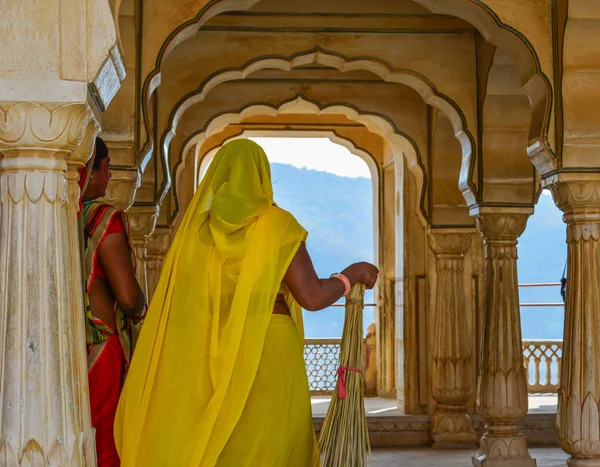 Vrouw bij Amber Fort in Jaipur, India — Stockfoto