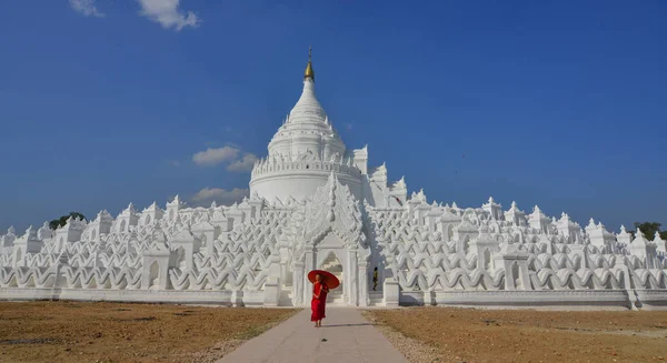 Buddhistický začínající mnich v bílém chrámu — Stock fotografie