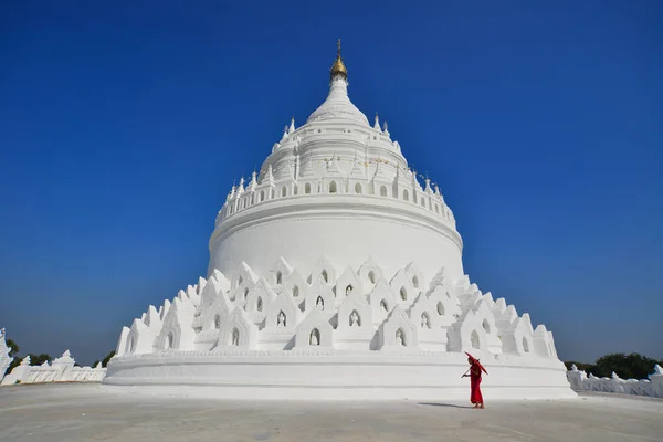 A Buddhist novice monk at white temple — Stock Photo, Image