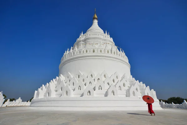 A Buddhist novice monk at white temple — Stock Photo, Image