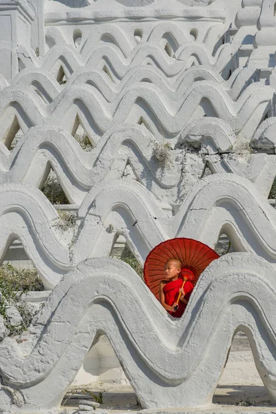 En buddhistisk novis munk på White Temple — Stockfoto