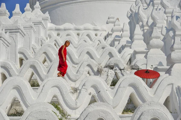 Un monje novato budista en el templo blanco —  Fotos de Stock