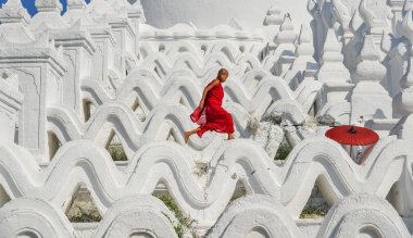 Beyaz tapınakta bir Budist acemi keşiş 