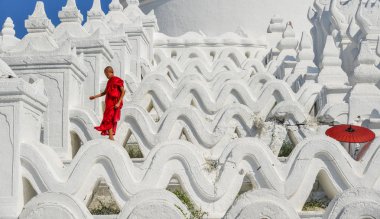Beyaz tapınakta bir Budist acemi keşiş 