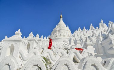 Beyaz tapınakta bir Budist acemi keşiş 