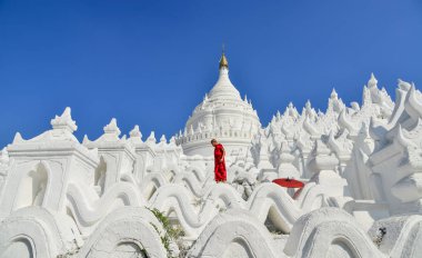 Beyaz tapınakta bir Budist acemi keşiş 