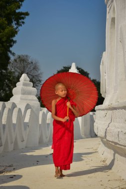 Beyaz tapınakta bir Budist acemi keşiş 