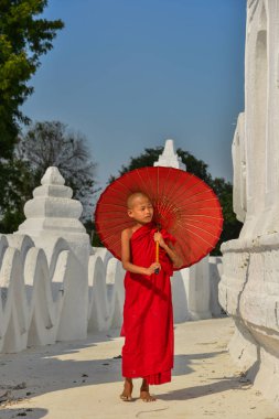 Beyaz tapınakta bir Budist acemi keşiş 