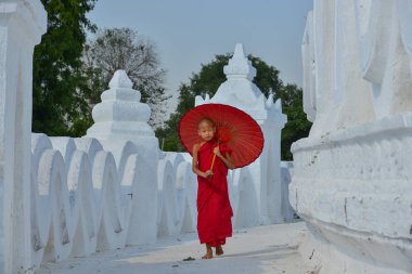 Beyaz tapınakta bir Budist acemi keşiş 