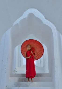 Beyaz tapınakta bir Budist acemi keşiş 