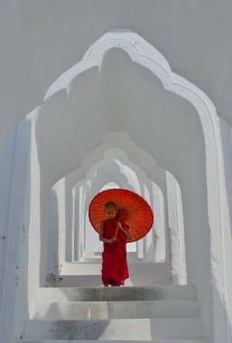 Beyaz tapınakta bir Budist acemi keşiş 