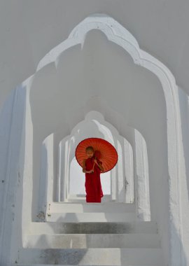 Beyaz tapınakta bir Budist acemi keşiş 