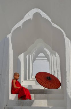 Beyaz tapınakta bir Budist acemi keşiş 