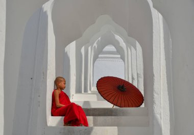 Beyaz tapınakta bir Budist acemi keşiş 