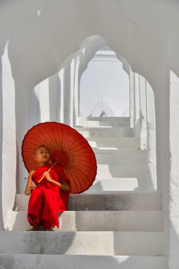 Beyaz tapınakta bir Budist acemi keşiş 