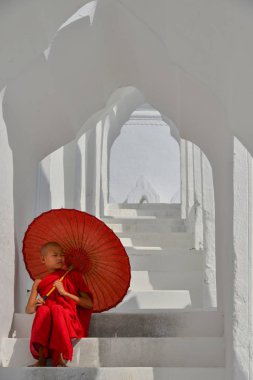Beyaz tapınakta bir Budist acemi keşiş 
